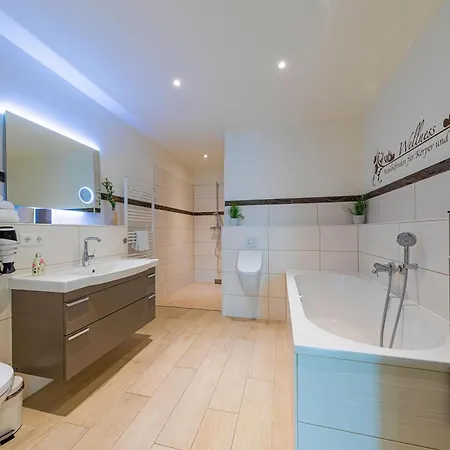 Garzini - Mit Balkon & Mueritzpanorama In Der Hafenresidenz * Βάρεν